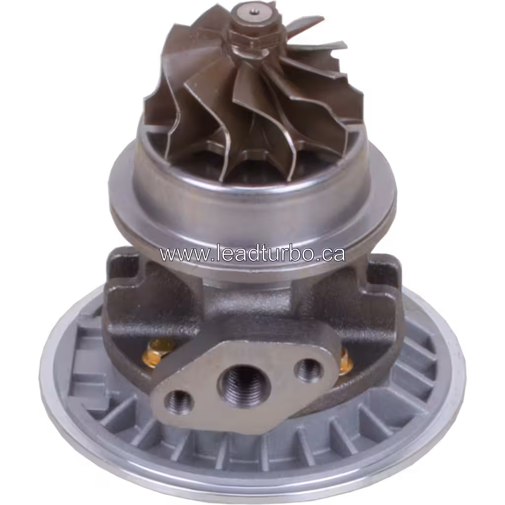 Vista inferior a 45 grados del core de turbocompresor MWM con rueda de turbina oscura y flanges de montaje