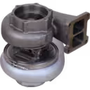 Vista inferior del turbocompresor 6502-52-5020 con flange de turbina y banda de sujeción