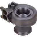 Vue de dessous de la turbine housing 3506616 avec ports cylindriques noirs