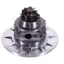 Vista inferior del core de turbo 17201-30080 con carcasa de metal mecanizado y eje central