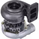 Vista inferior do turbo 2674A396 com flange de escape e parafusos de montagem