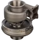 Vista inferior do turbo HX83 com portas de óleo e flange de montagem