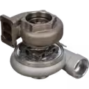 Vista inferior de 45 grados de turbocompresor 6505-55-5260 con brida de escape rectangular
